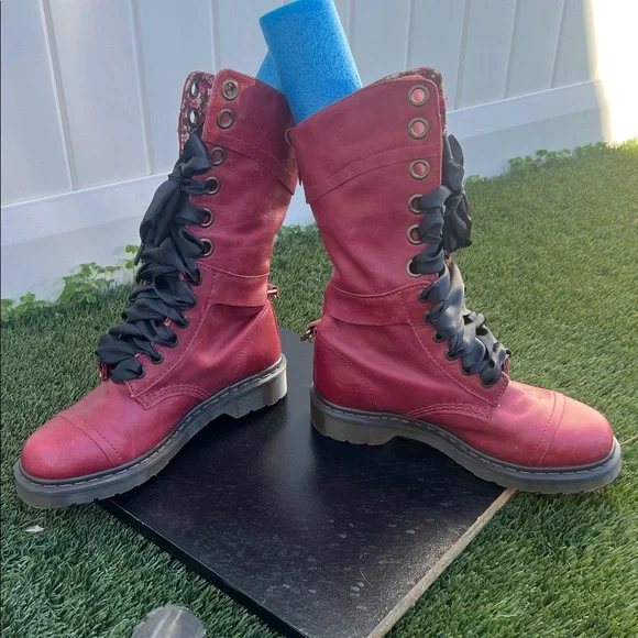 Dr. Martens 12-eyelet boot. Size 8 - Picture 2 of 12